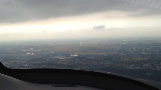 Landing in Prague's Ruzyne airport (PRG) смотреть онлайн