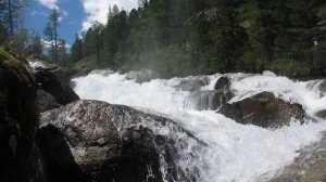Как течет горная река - замедленная съемка