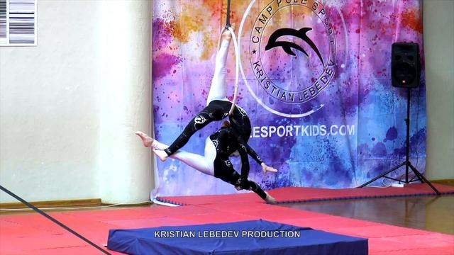 Воздушное кольцо дети 10-13 лет | Awesome Aerial hoop perfomance смотреть онлайн