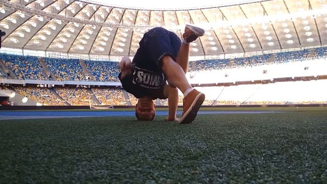 Как Научиться Танцевать За Неделю #HipHop & #BreakDance Maxi Dance School смотреть онлайн