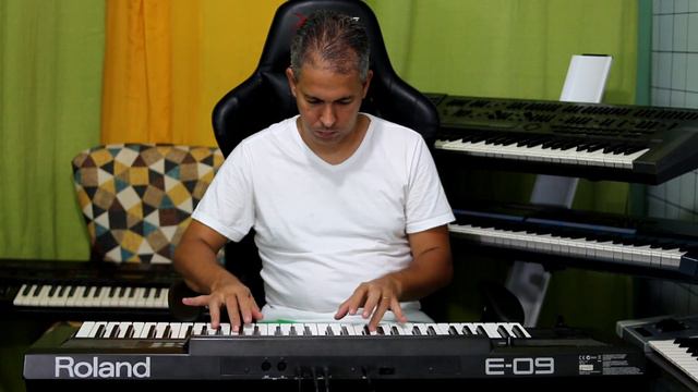 ROLAND E-09 INTERACTIVE ARRANGER - (FACTORY SOUNDS) - REVIEW By TIAGO MALLEN #roland #arranjador