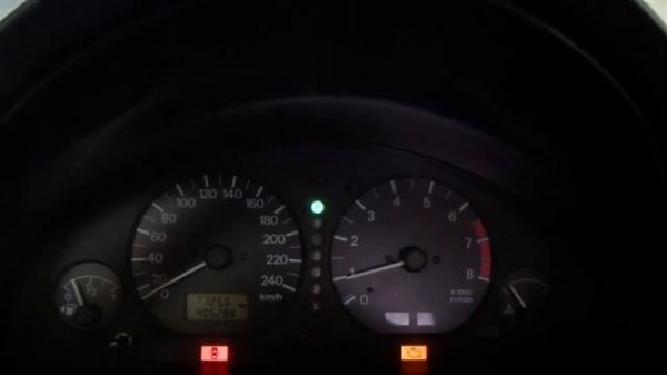 Mitsubishi carisma Горит лампа давления масла.mp4