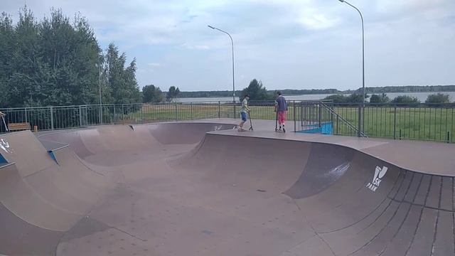 Крутой скейт-парк в Солигорске. Скейт-парк на Набережной. смотреть онлайн