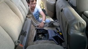 Замена бензонасоса.Прорезаем лючок в полу.Отгорела фишка топливного модуля.