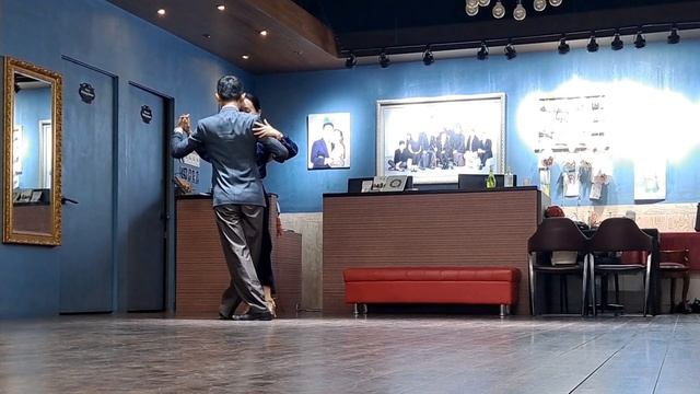 [탱고 레슨]#tango lesson#enrosque giro alternative con sacada y cadena pose#세라y라우 смотреть онлайн