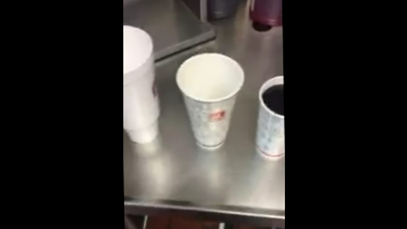 Иллюзия со стаканами из фаст-фуда смотреть онлайн