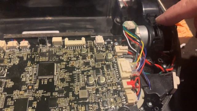 Робот-пылесос Tefal/Rowenta X-plorer Serie 75 разборка. Ремонт поломки колеса. смотреть онлайн