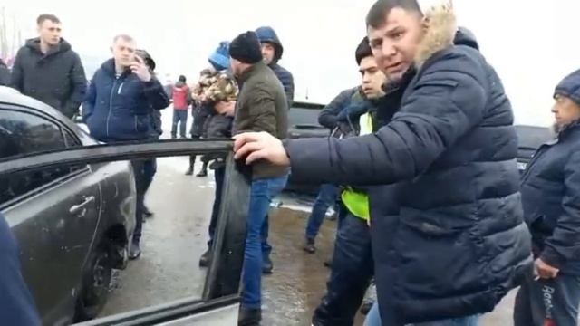 Вхлам пьяный на хонде перебил машины в Набережных Челнах у торгового центра смотреть онлайн