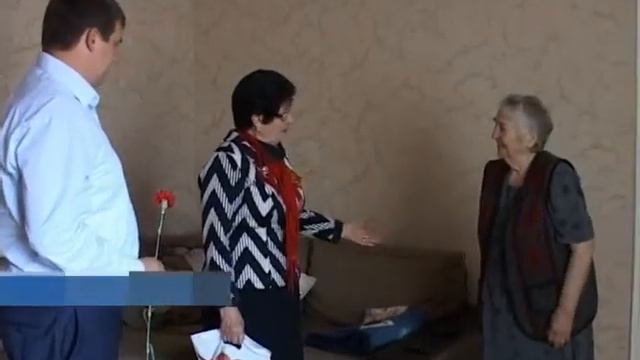 Ко дню Великой Победы,глава Тарумовского района поздравила с праздником ветеранов -- участников ВОВ смотреть онлайн