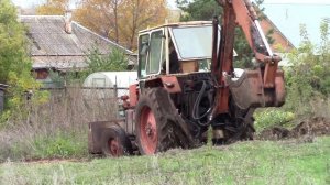 Экскаватор ЮМЗ за работой