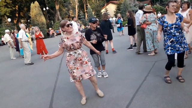 Чудная пчела Майя!!!??Танцы в парке Горького!!!??Харьков 2021 смотреть онлайн