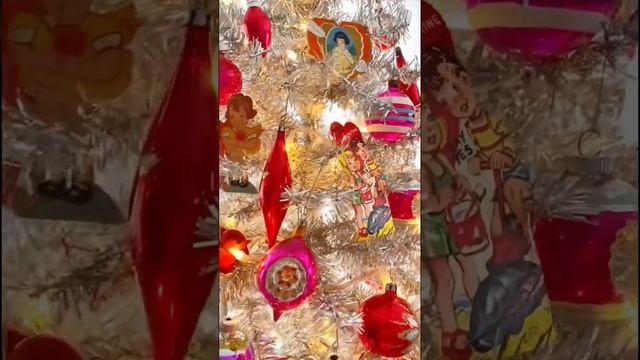 Decorating a vintage Valentine’s Day tinsel tree with a vintage sheet смотреть онлайн
