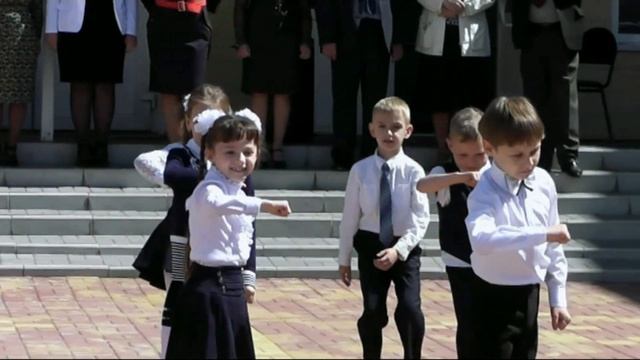 ПОСЛЕДНИЙ ЗВОНОК ФЛЕШМОБ ОТ ПЕРВОКЛАССНИКОВ смотреть онлайн