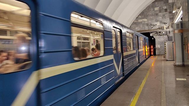 Прибытие метропоезда на станцию Ладожская (нормальный свет)