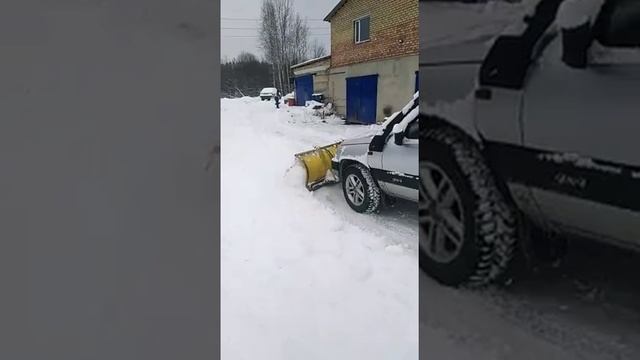 Чистим снег НИВА шевроле смотреть онлайн