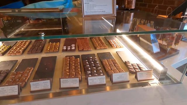 The Ganachery at Disney Springs. Olaf hot chocolate bomb. Santa Mickey piñata. Best choc in Disney. смотреть онлайн