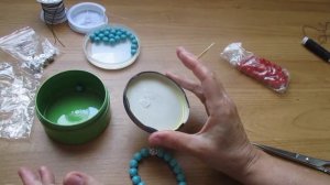 Как на браслете  завязать узелок. Завязываю резинку и смазываю клеем.