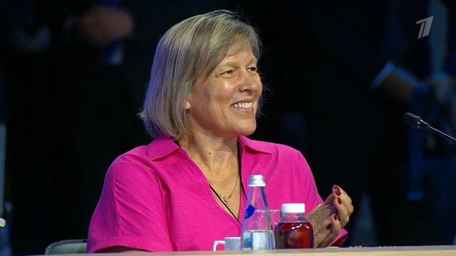 Президент России Владимир Путин встретился с финалистами конкурса «Это у нас семейное» смотреть онлайн