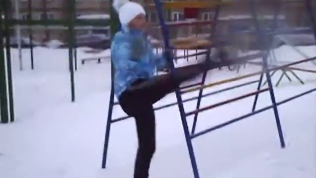 Утренняя разминка на улице зимой Фитнес в домашних тапочках со Светланой Кашириной смотреть онлайн