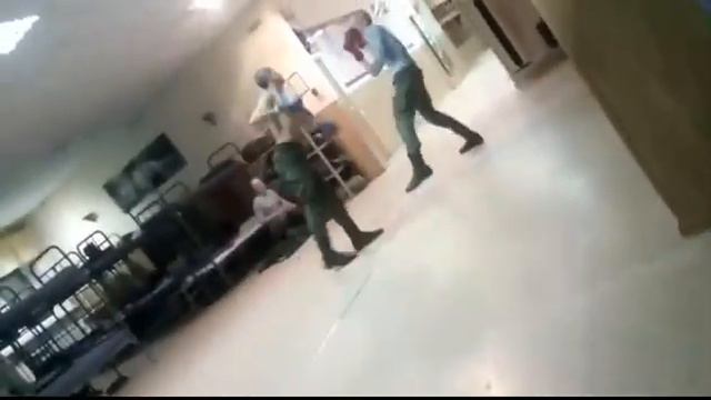 ДЕСАНТУРА БОКСИРУЕТ В КАЗАРМЕ ВДВ ГОРОД ТУЛА 2018 смотреть онлайн