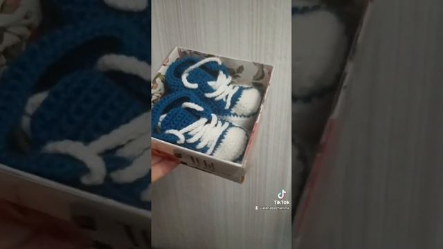 Пинетки кеды. Подарок для новорождённого. #вязание #одеждадлядетей #вязаниедетям смотреть онлайн