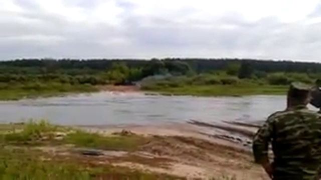 Танк_Т-72. Уходит под воду и исчезает смотреть онлайн