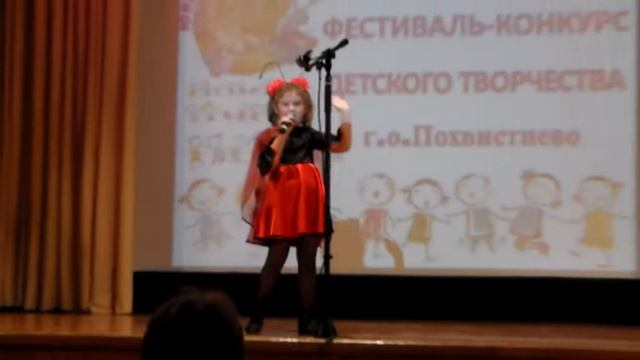 Девочка поёт про божью коровку смотреть онлайн