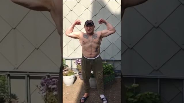 Жили-были Дед и Баба. Жили так себе, ни чо. Дед вставал не слишком рано, спал на печке, там тепло. смотреть онлайн