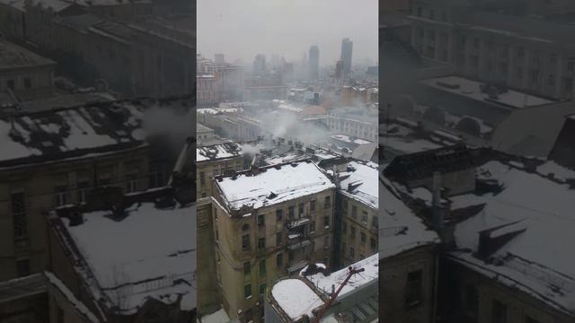 19.02.2015 г., Бомжи подожгли дом в центре Киева, вид из нашего офиса... смотреть онлайн