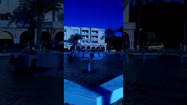 Statue dorée d'Habib Bourguiba enfant, Monastir - Tunisie смотреть онлайн