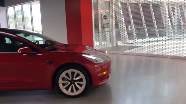 TESLA электромобиль в Aventura Mall Florida смотреть онлайн