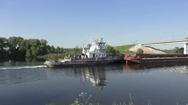 Буксир-толкач РТ-365 Тип: РТ-300 Проект: 911В с баржей 5301 идет вниз по Москва-реке