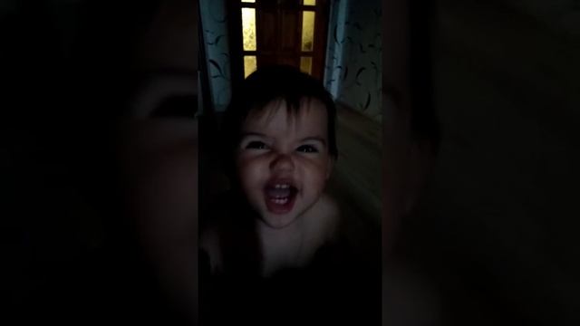 Ребёнок показывает как делает ёжик. Милая девочка. Ёжик. Милый ёжик смотреть онлайн