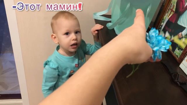 ?Отобрала у мамы букет ? !Два года, и такая смышлёная хитрюга растёт! Вот где целеустремлённость! смотреть онлайн