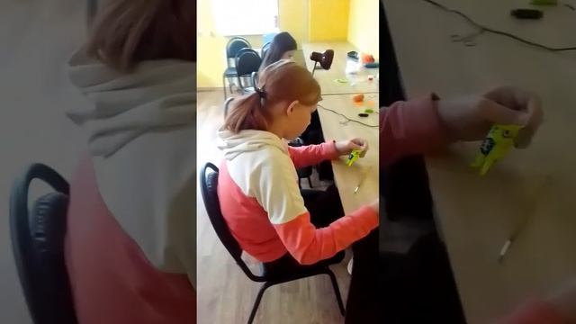 Девочки шьют котика и летучую мышь?? смотреть онлайн