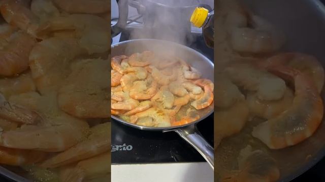 ЖАРЕНЫЕ КРЕВЕТКИ с чесноком и соевым соусом за 5 минут #shorts смотреть онлайн