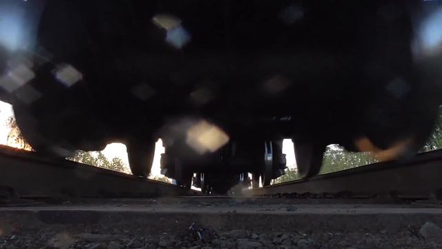 Под тепловозом 2ТЭ116-1255 с грузовым поездом смотреть онлайн