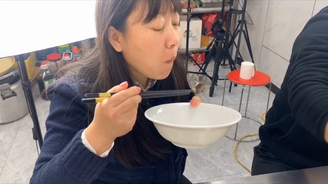 北方人就爱吃炖菜，猴哥做一锅排骨焖面，配上大蒜就锅吃，太爽了！【胖猴仔】 смотреть онлайн