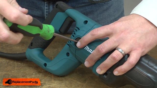Makita Reciprocating Saw Repair - Replacing the Carbon Brushes (Makita Part # CB303) смотреть онлайн