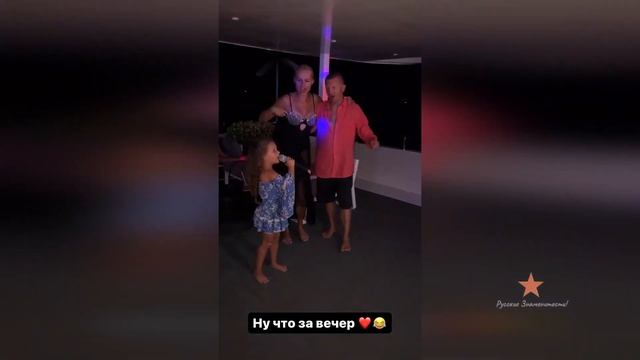 Дочка Ханны Адриана поет в караоке! Круто получается! смотреть онлайн