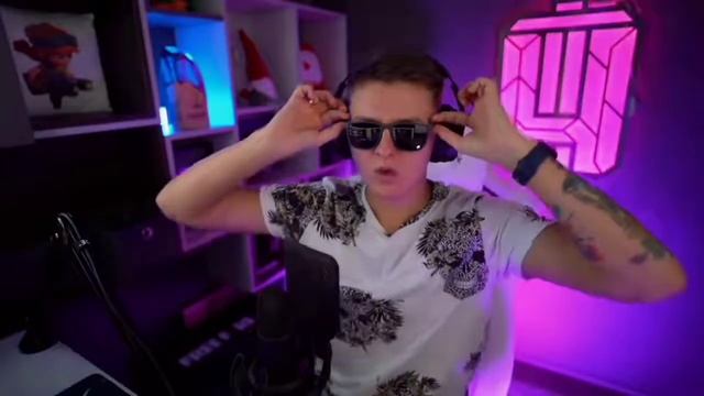 ХОЛДИК ТАНЦУЕТ ПОД КРУТЫЕ ФРАЗЫ? #Holdik #Aurum #Минипека смотреть онлайн