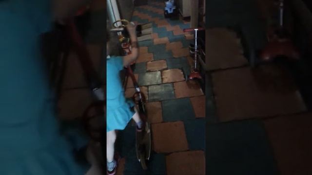 Первое катание на двухколёсном самокате смотреть онлайн