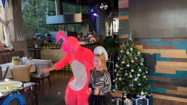 Милашке 7 лет! Море подарков и мыльное шоу! смотреть онлайн