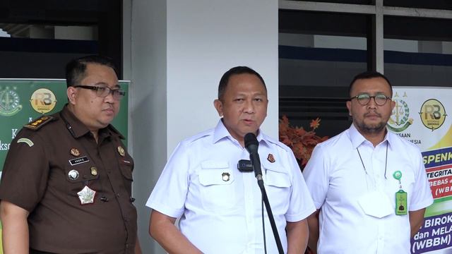 KONFERENSI PERS UPDATE PERKARA PT. DUTA PALMA GROUP смотреть онлайн