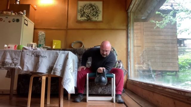 Накаты с 16 кг чугунной гирей, выполняемые на левой руке? смотреть онлайн