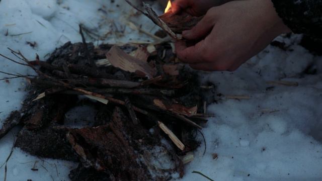 УШЁЛ ЖИТЬ В ЛЕС! | ХОЛОДНАЯ ЗИМА | ГОРЯЧИЙ ШАШЛЫК смотреть онлайн