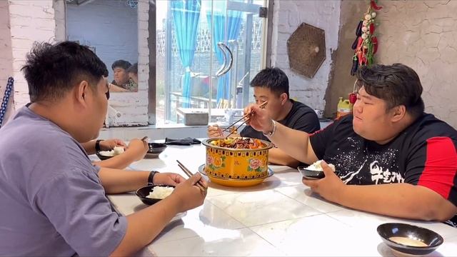 新工作室规划完，猴哥犒赏大伙做“干锅牛鞭”，配上米饭吃的太美！【胖猴仔】 смотреть онлайн