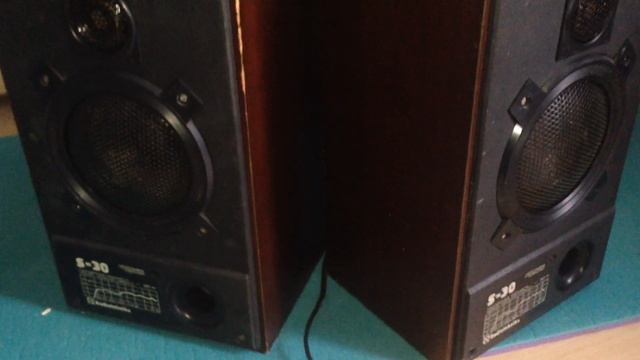 Radiotehnika RRR S30 shelf speakers from 80's playing remixed bass songs on max volume! смотреть онлайн