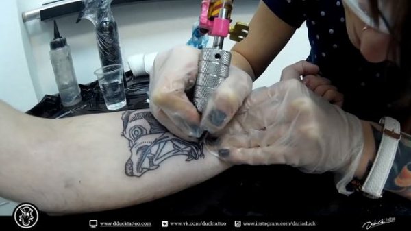 Процесс нанесения татуировки. Студия DDuck Tattoo Moscow