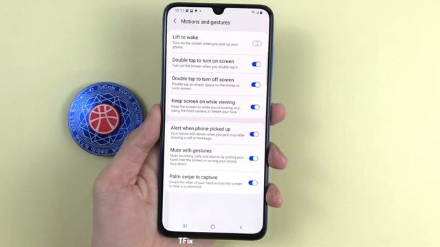 How to swipe your palm across the screen to take a screenshot on Samsung A70 Android 11 смотреть онлайн